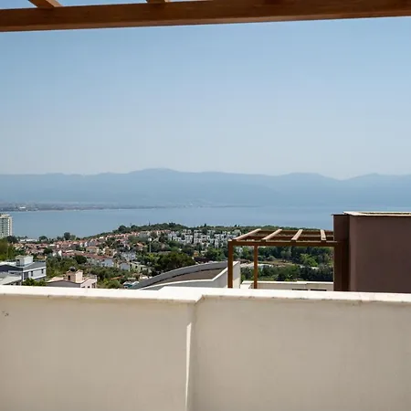 Ada Villa *